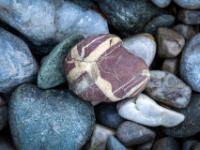 32 Steine an Tiroler Ache im Winter